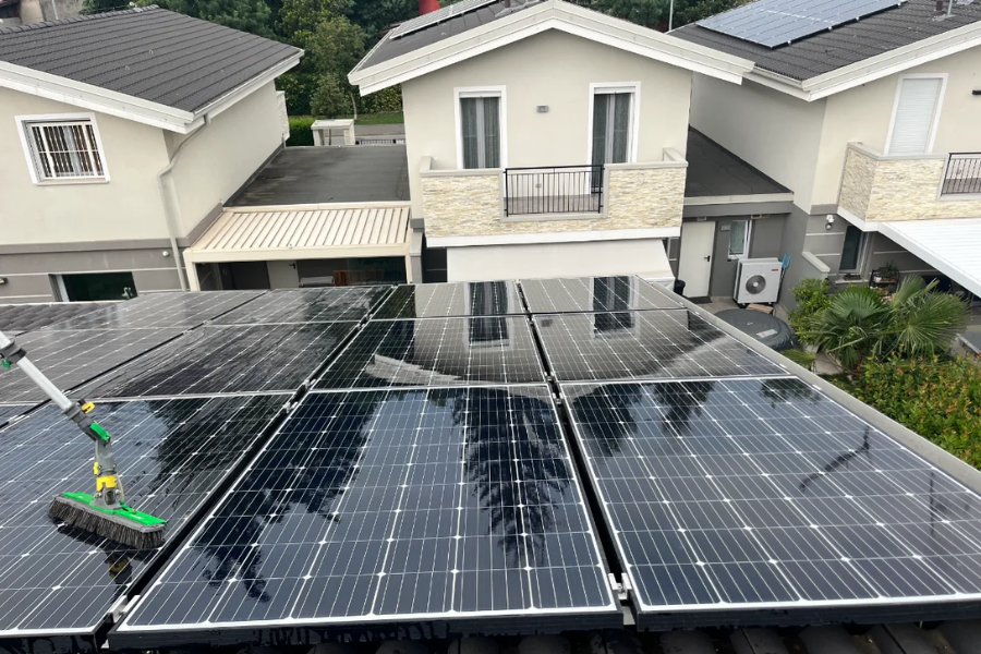Lavaggio pannelli fotovoltaici a Milano: guida completa per efficienza e durata dell’impianto